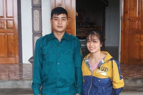Cứu người bị lũ cuốn, 2 cán bộ nhận bằng khen