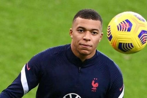 Pogba, Mbappe 'làm xiếc' với trái bóng trên sân tập