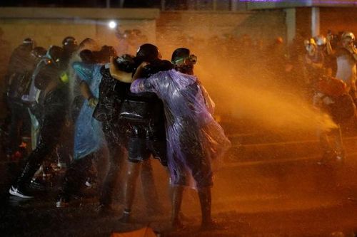 Phe biểu tình gia tăng đối đầu với cảnh sát Thái, 18 người bị thương