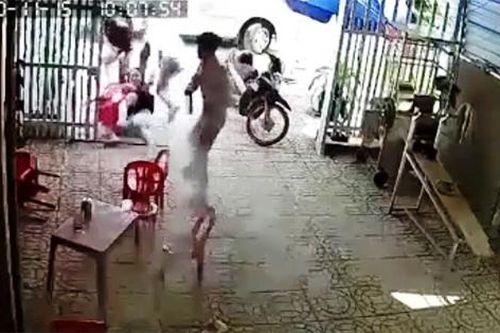 Luật sư nói về vụ chồng đâm chết người để giải cứu vợ