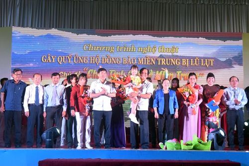 Cảm động với 'Chút tình gửi về miền trung'