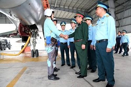 Phó đô đốc Phạm Hoài Nam kiểm tra, làm việc tại Sư đoàn không quân 371