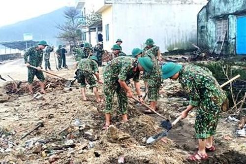 Bộ đội tỏa ra các hướng giúp dân