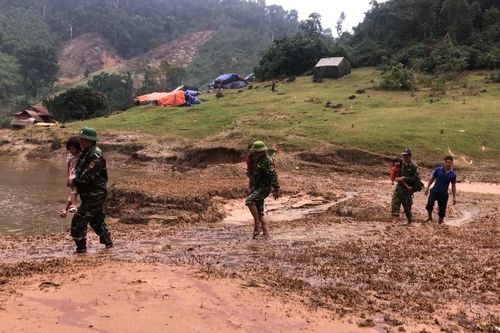 Cảm động hình ảnh bộ đội bồng bế học trò bản Sắt đến trường