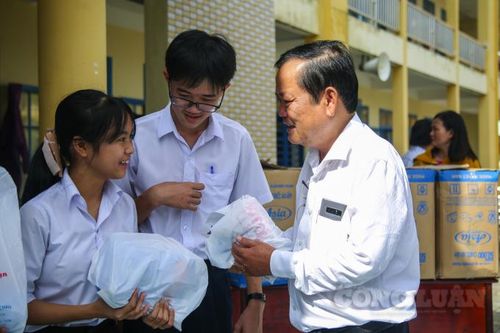 Gần 10.000 chiếc áo ấm được trao cho các em học sinh vùng bão, lũ tỉnh Quảng Nam
