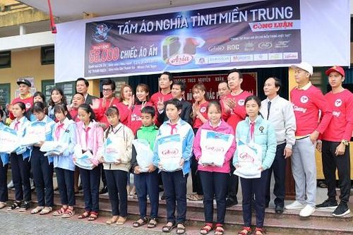 Tặng 10.000 chiếc áo ấm cho học sinh vùng lũ Thừa Thiên Huế