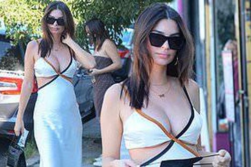 Mẫu nội y Emily Ratajkowski mặc sexy khoe ngực đầy dù đang mang bầu