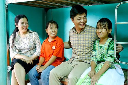 Thầy giáo đập tường rào nhà mình, xin đất làm sân chơi cho học sinh