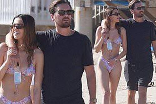 Tình mới 19 tuổi của 'trai hư' Scott Disick mặc bikini xẻ hông cao táo bạo