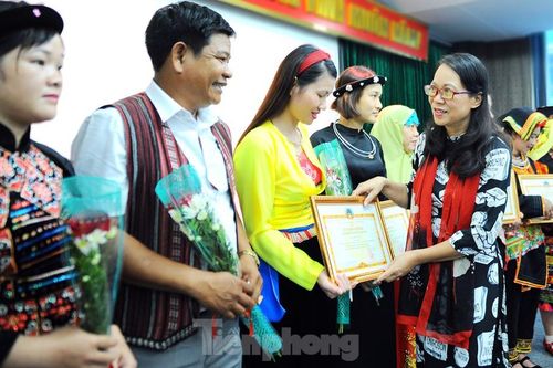 Ủy ban Dân tộc tặng kỷ niệm chương 63 giáo viên dân tộc thiểu số
