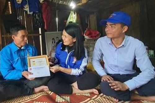 Trao huy hiệu 'Tuổi trẻ dũng cảm' cho thanh niên cứu 3 người bị nước cuốn