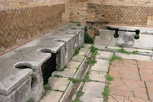 Lịch sử thú vị của toilet và giấy vệ sinh