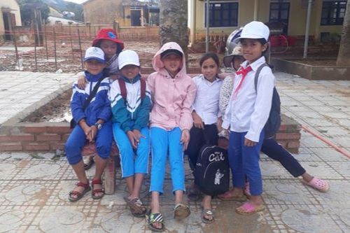 Hơn 1 tháng khắc phục hậu quả các trận bão liên tiếp ập về, học sinh Quảng Trị phấn khởi trở lại trường