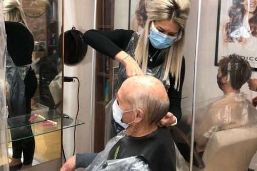 Thợ làm tóc 'cứu mạng' cụ ông với phát hiện tình cờ