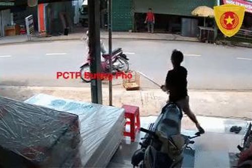 Clip: Bị chủ nhà cầm gậy lao ra đuổi đánh, tên trộm lồng chim luống cuống dắt xe bỏ chạy