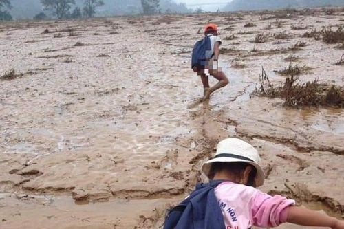Sau lũ, hình ảnh học sinh vùng cao lội bùn ngập đầu gối đến trường khiến bao người xót xa