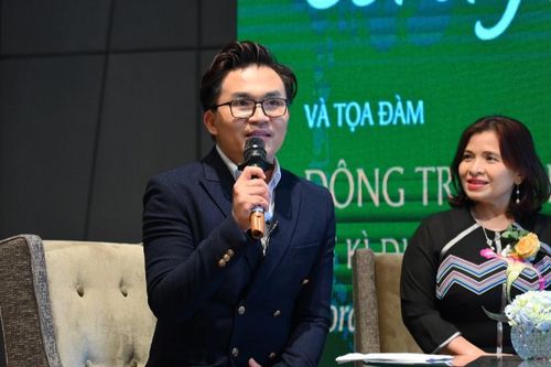 MC Đại Nghĩa tất bật trở lại với công việc sau 1 tuần vật lộn cứu trợ tại miền Trung