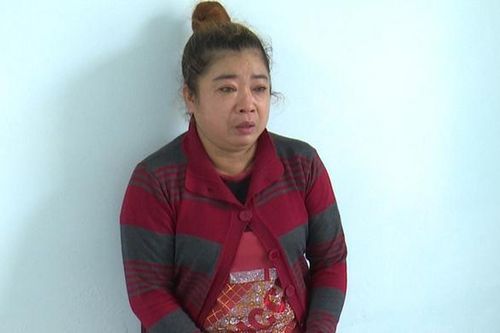 Bố mẹ chồng cùng con dâu thuê ô tô đi đánh ghen, dùng kéo cắt tóc tình địch rồi quay clip phát lên mạng