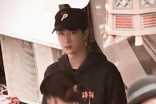 Vương Nhất Bác tiều tụy trong ngày khai máy, fan so sánh nét điềm đạm và nét ngây thơ xưa kia