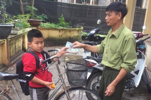 Nam sinh lớp 4 nhặt được 3 triệu liền đạp xe lên đưa công an trả cho người đánh mất
