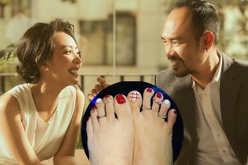 Thu Trang 'làm đỏm' đeo nhẫn xuống chân
