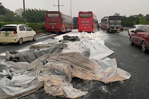 Hà Nội: Tai nạn liên hoàn trên cao tốc do xe đầu kéo đánh rơi nhiều bao bột đá