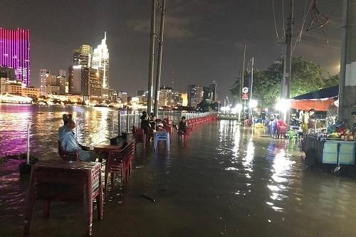 Người Sài Gòn chật vật trong ngày triều cường đạt đỉnh