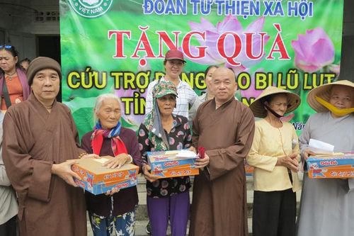 Phật giáo Q.10 trao 1.000 phần quà cứu trợ