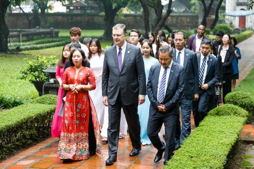 Đại sứ Mỹ thăm Văn Miếu – Quốc Tử Giám nhân ngày Nhà giáo Việt Nam