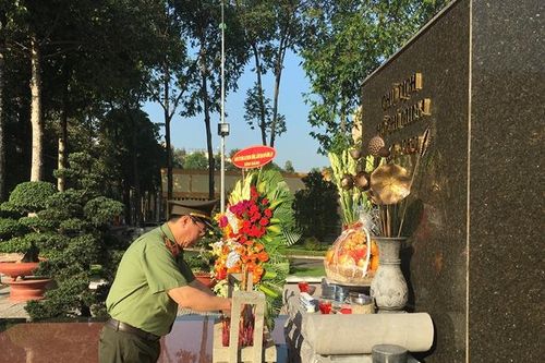 Thứ trưởng Bùi Văn Nam chúc mừng các Nhà giáo Đại học ANND