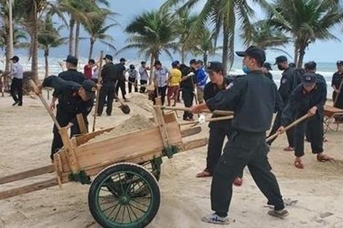 CSCĐ Đà Nẵng giúp người dân khắc phục hậu quả bão số 13