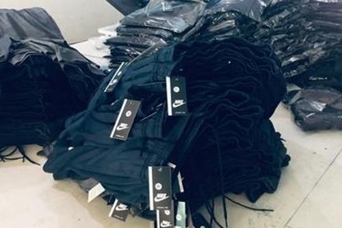 Phát hiện cơ sở sản xuất quần áo thời trang nghi vấn giả mạo nhãn hiệu nổi tiếng
