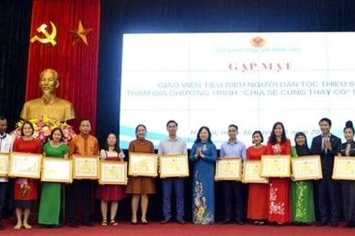 Tặng Bằng khen cho 63 thầy cô giáo tiêu biểu người dân tộc thiểu số