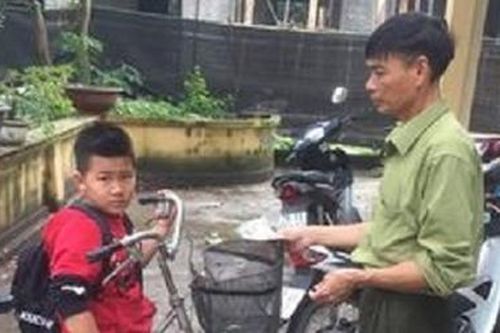 Học sinh lớp 4 nộp 3 triệu đồng nhặt được cho Công an