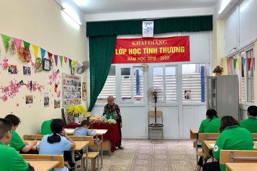 Bà giáo già 22 năm mở lớp học tình thương, dạy miễn phí cho trẻ khuyết tật