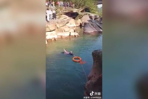 Tổng lãnh sự Anh được ví như người hùng vì cứu nữ sinh Trung Quốc