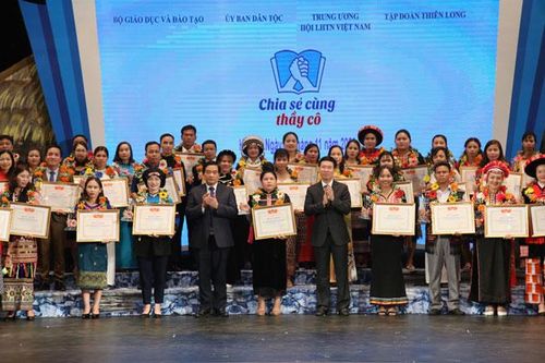 Tuyên dương 63 thầy, cô giáo người dân tộc thiểu số