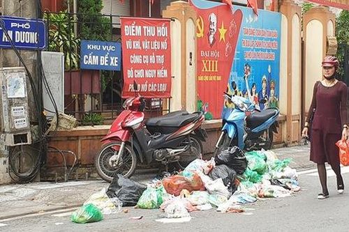 Hà Nội: Người dân phố An Dương khốn khổ vì rác chất đầy đường