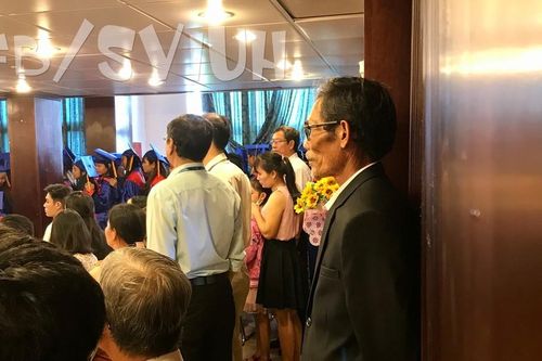 Xúc động hình ảnh người cha lặng lẽ đứng cuối hội trường, dõi theo lễ tốt nghiệp của con