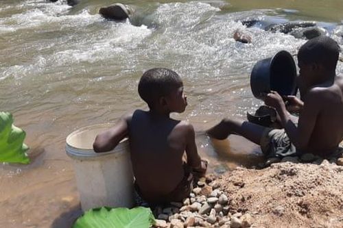 Công việc mạo hiểm của trẻ em Zimbabwe mùa Covid-19