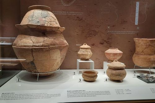 Mộ chum và đồ tùy táng tại di chỉ khảo cổ Bãi Cọi