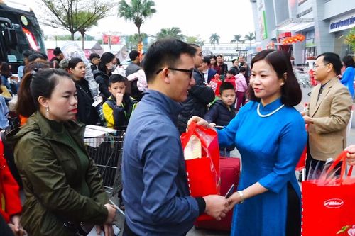 Hà Nội: Tổ chức đưa 1.200 lao động có hoàn cảnh khó khăn về quê đón Tết Nguyên đán