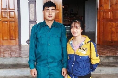 Tặng bằng khen cho hai cán bộ cứu người trong lũ