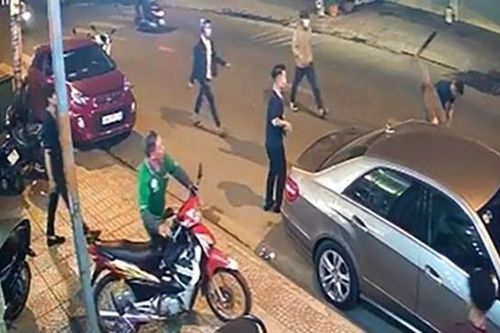 Bị chém trọng thương vì gây sự sau khi vào nhầm phòng hát
