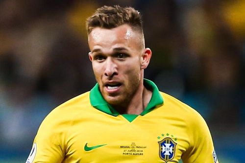 Tân binh của Juventus sút xa tung lưới Uruguay