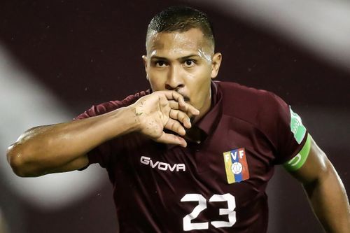 Cựu tiền đạo Premier League khiến Vidal ôm hận