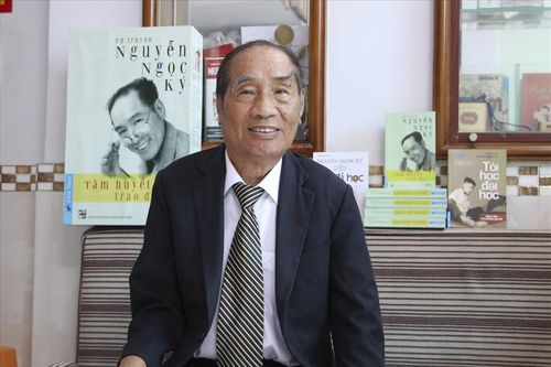 Ba lần thử nghiệm cách dùng chân viết lên bảng của thầy Ký