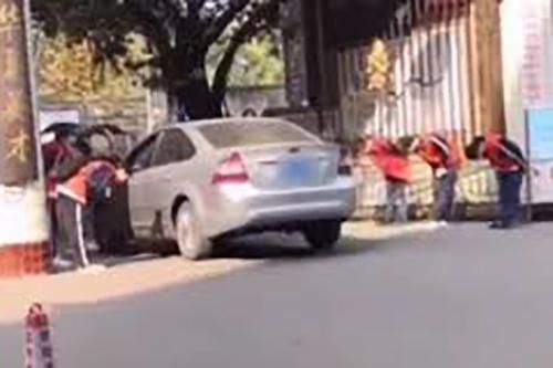 Tranh luận về học sinh Trung Quốc xếp hàng chào giáo viên