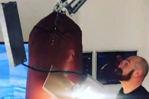 Trần nhà bị sập khi Tyson Fury tập luyện