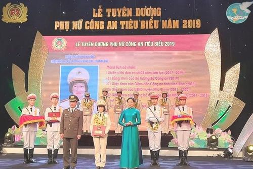 Bộ Công an trao giải thưởng Phụ nữ Công an tiêu biểu